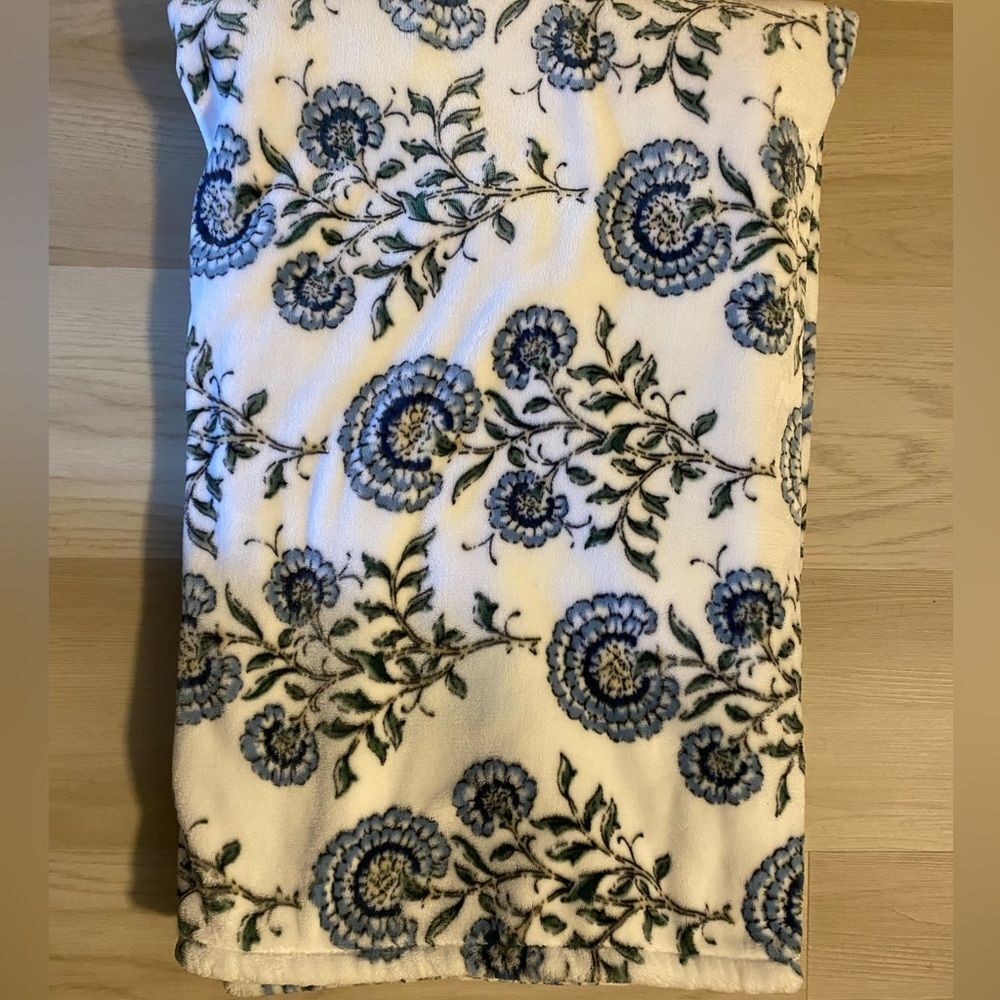 Members Mark Floral Patterned Fleece Blanket - Picture 3 of 6